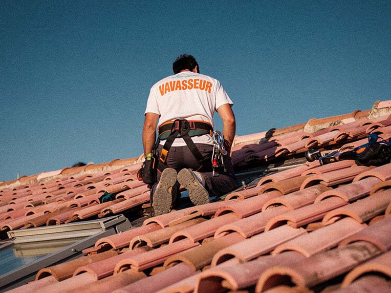 Artisan couvreur-zingueur réalisant des travaux de toiture à Toulouse